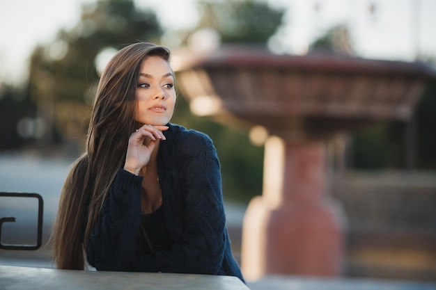 Jonge mode vrouw buiten