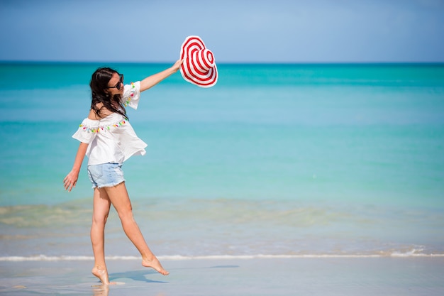 Jonge mode vrouw in groene jurk op het strand