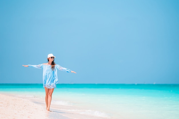 Jonge mode vrouw in groene jurk op het strand