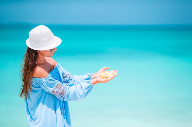 Jonge mode vrouw in groene jurk op het strand