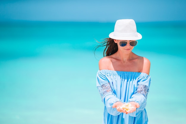 Jonge mode vrouw in groene jurk op het strand