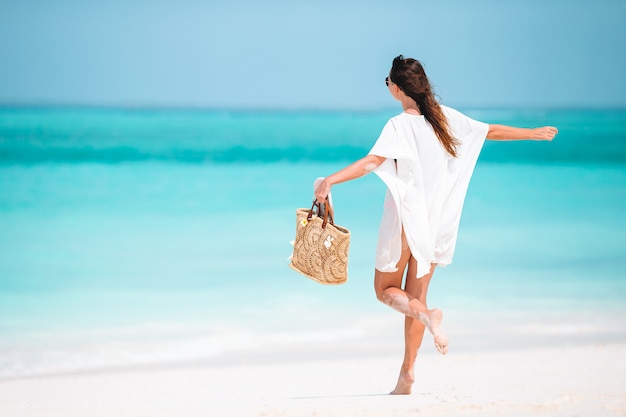 Jonge mode vrouw in groene jurk op het strand