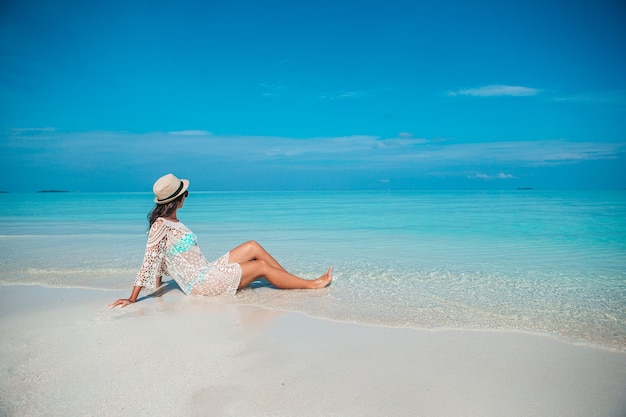 Jonge mode vrouw in groene jurk op het strand