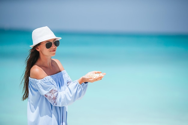 Jonge mode vrouw in groene jurk op het strand