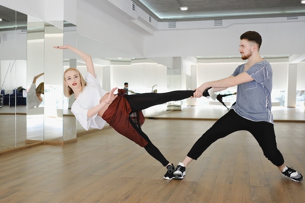 Jonge moderne dansers dansen in de studio