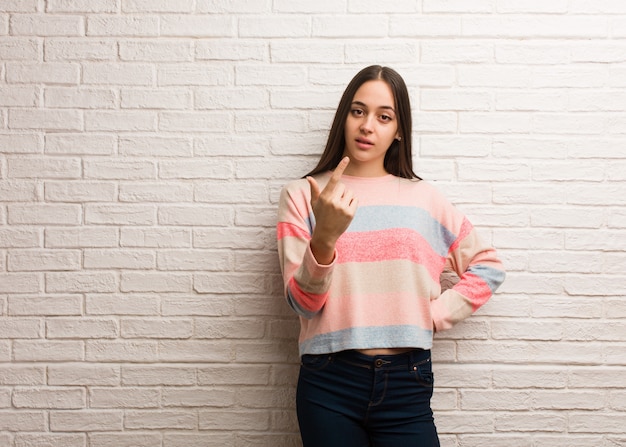 Jonge moderne vrouw die uitnodigt te komen