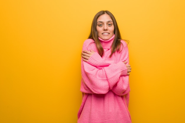 Jonge moderne vrouw koud als gevolg van lage temperatuur