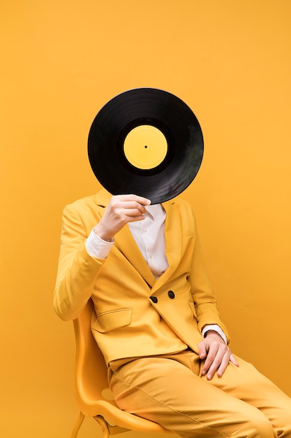 Foto jonge modieuze man met vinyl voor gezicht