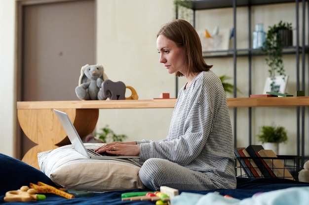 Jonge moeder aan het werk met zwangerschapsverlof