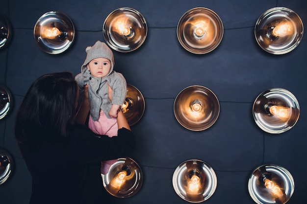 Jonge moeder die haar kleine baby houdt