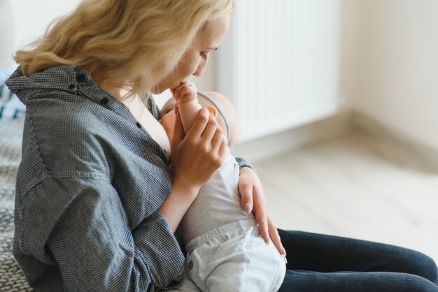 Jonge moeder die haar pasgeboren baby thuis de borst geeft