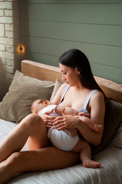 Foto jonge moeder die tijd doorbrengt met baby