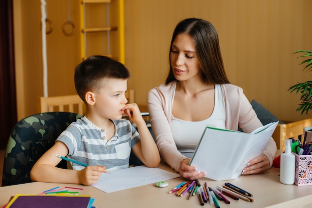 jonge moeder doet huiswerk met haar huis