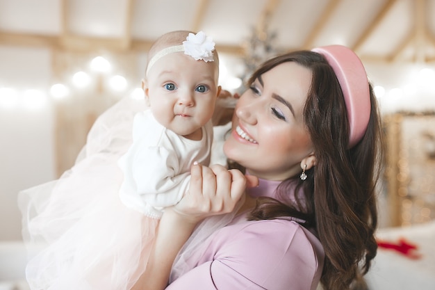 Jonge moeder en haar dochtertje met kerstboom