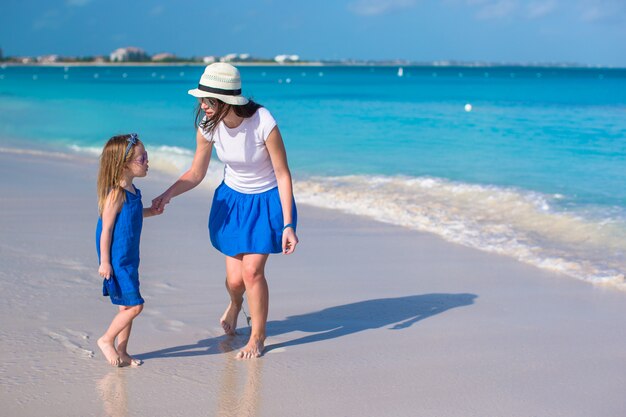 Jonge moeder en schattige dochter tijdens zomervakantie