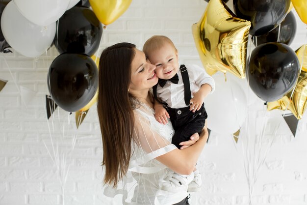 Jonge moeder en zoon met ballonnen. verjaardag