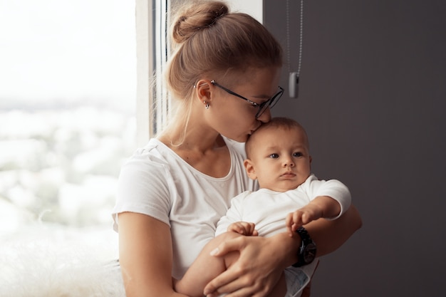 Jonge moeder heeft thuis plezier met haar baby