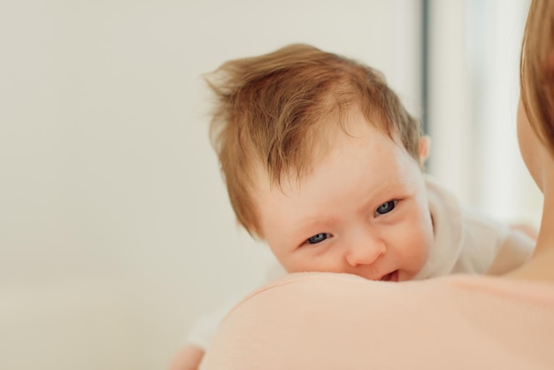 Jonge moeder houdt pasgeboren baby in armen