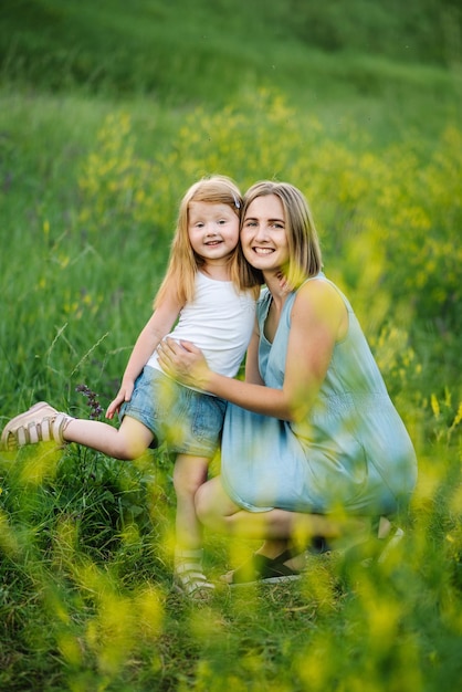 Foto jonge moeder knuffelen dochter familie vakantie in het park portret moeder met kind samen op de natuur moeder met een klein meisje buiten wandelen happy mothers day family look close up