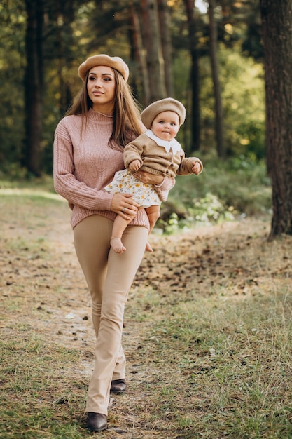 Jonge moeder met babymeisje in park