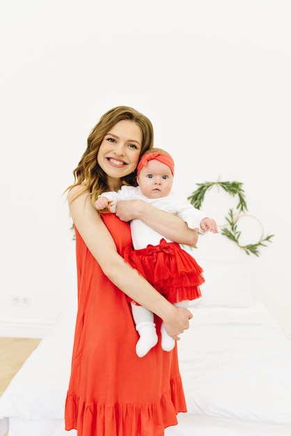 Jonge moeder met haar babymeisje, glimlachend. Kaukasische familie.