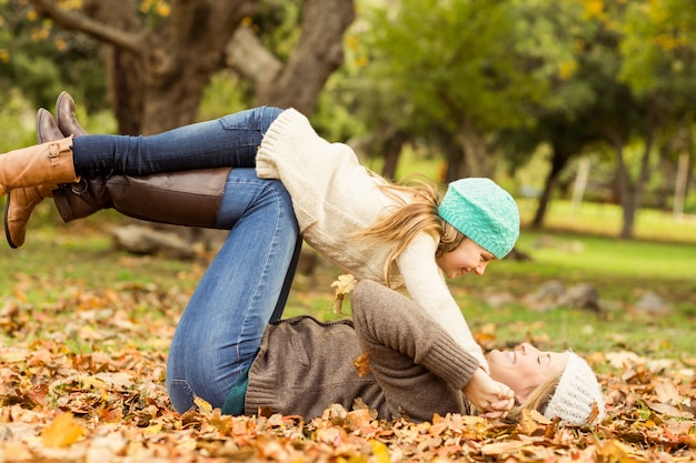 Jonge moeder met haar dochter op een herfstdag