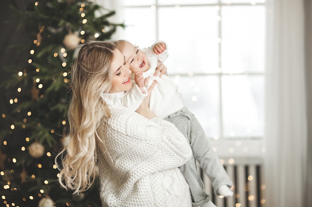 jonge moeder met haar kleine baby met kerstversiering