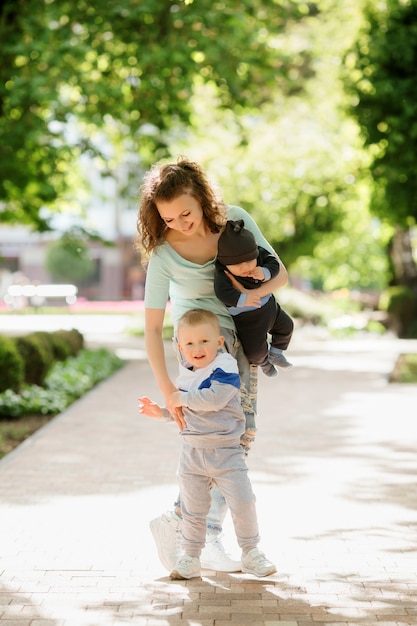 jonge moeder met twee kinderen op een wandeling in de zomer