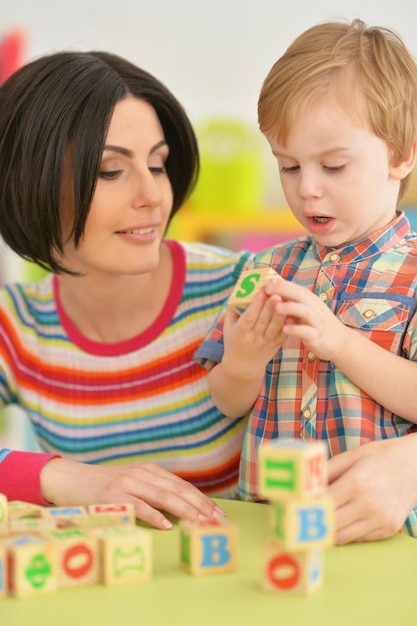 Jonge moeder spelen met zoon