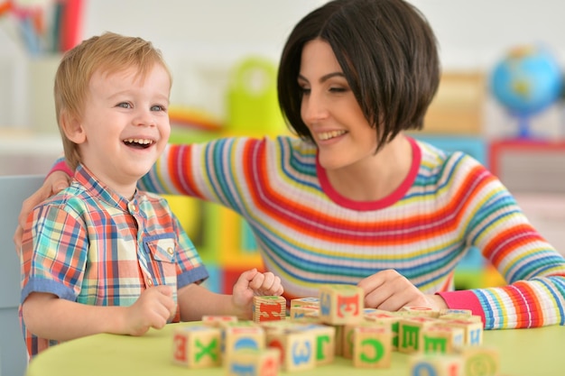 Jonge moeder spelen met zoon