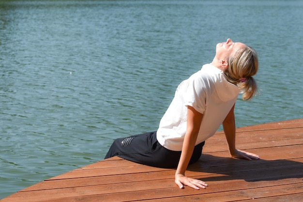 jonge mooie actieve vrouw doet 's ochtends buiten sport exercises