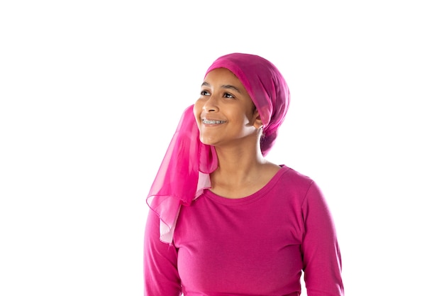 Jonge mooie Afrikaanse vrouw die roze hoofddoek draagt die op een witte achtergrond wordt geïsoleerd