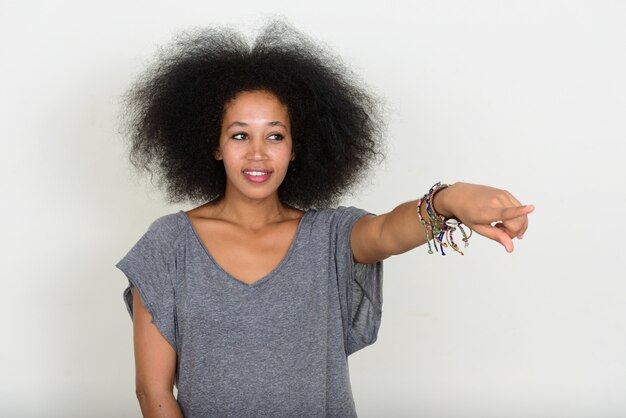 jonge mooie Afrikaanse vrouw met Afro haar op wit