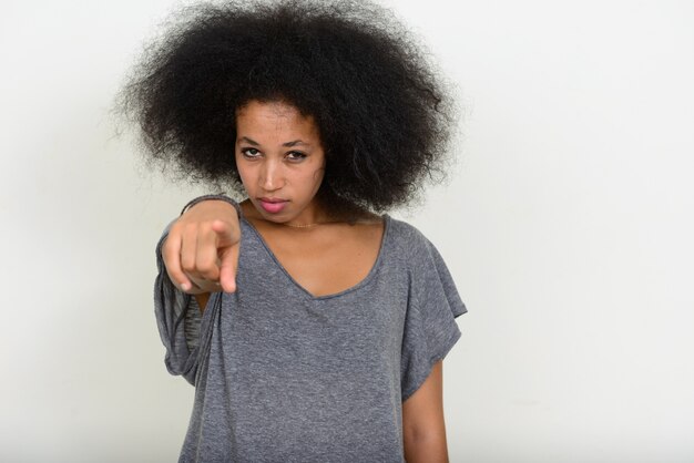 jonge mooie Afrikaanse vrouw met Afro haar op wit