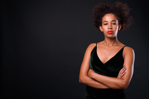 jonge mooie Afrikaanse vrouw met Afro haar op zwart