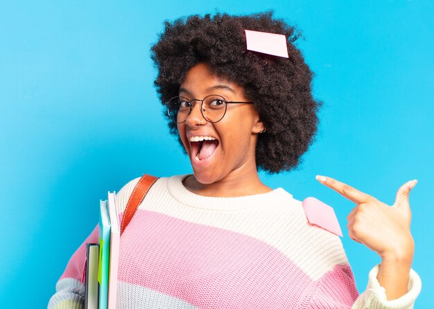 Jonge mooie afro student vrouw