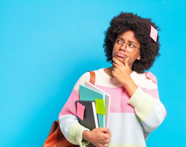 Jonge mooie afro student vrouw