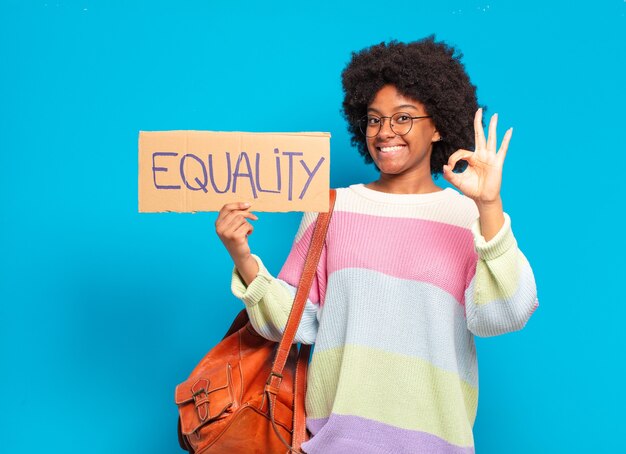 Jonge mooie afro vrouw gelijkheid concept