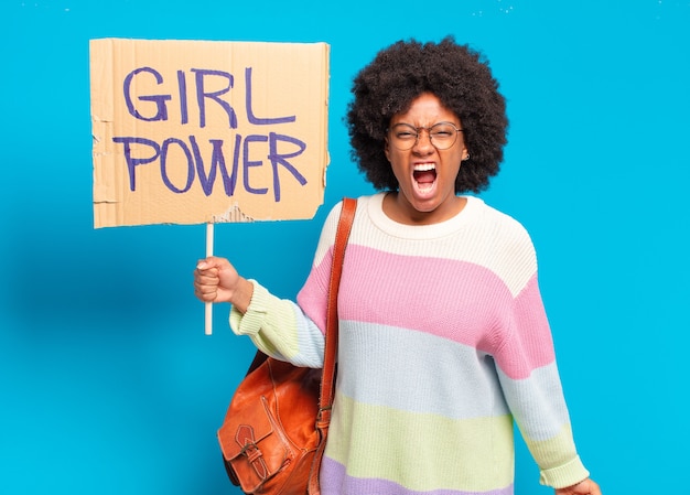 Jonge mooie afro vrouw girl power concept