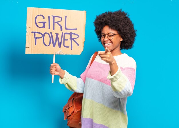 Jonge mooie afro vrouw girl power concept