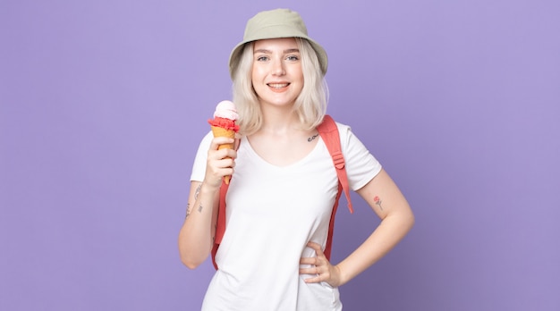 Jonge mooie albino-vrouw die gelukkig lacht met een hand op de heup en zelfverzekerd .summer concept