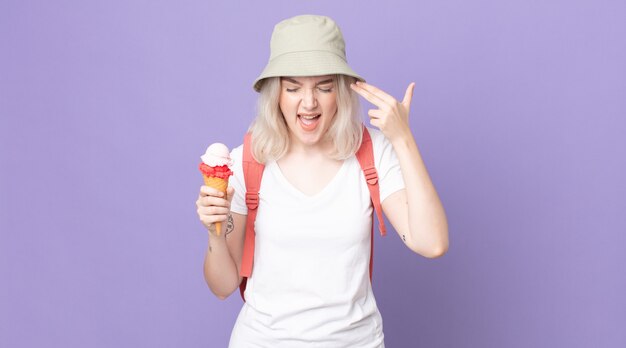 Foto jonge mooie albinovrouw die ongelukkig en gestrest kijkt, zelfmoordgebaar die pistoolteken maakt .zomerconcept