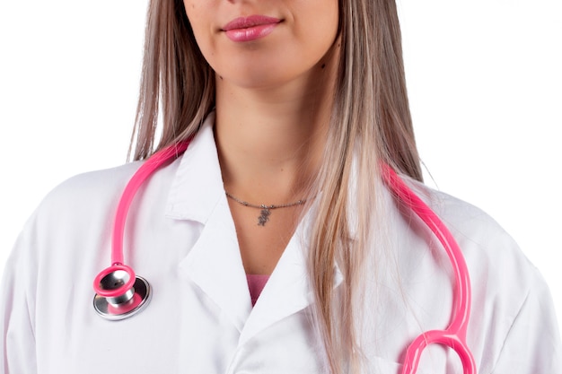 Jonge mooie artsenvrouw met roze stethoscoop.