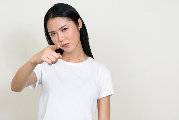 Jonge mooie Aziatische geïsoleerde vrouw