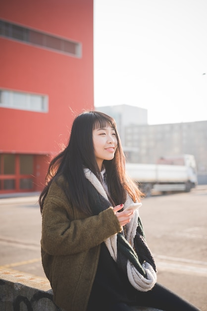 jonge mooie Aziatische hipster vrouw