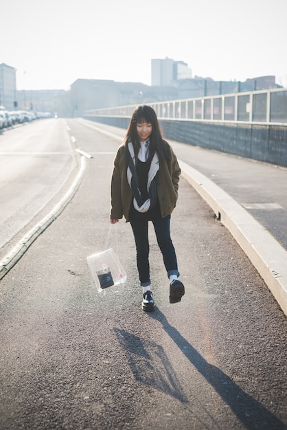 jonge mooie Aziatische hipster vrouw