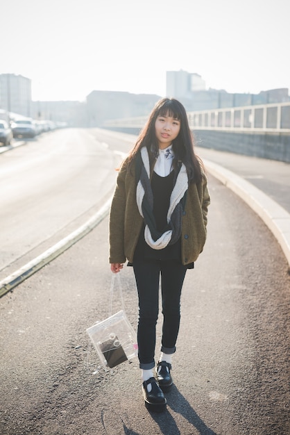 jonge mooie Aziatische hipster vrouw