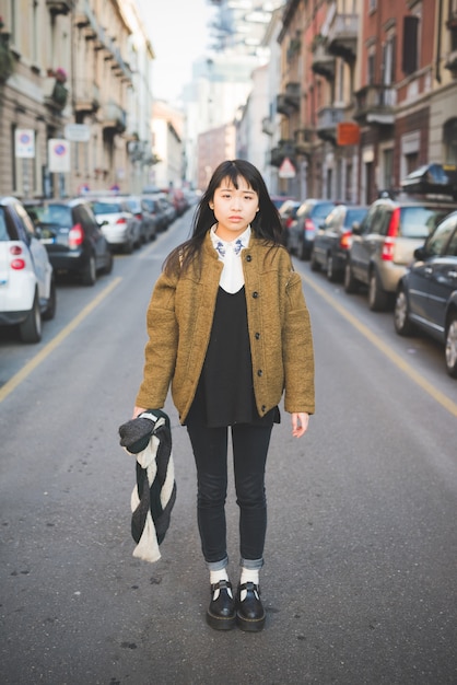 jonge mooie Aziatische hipster vrouw