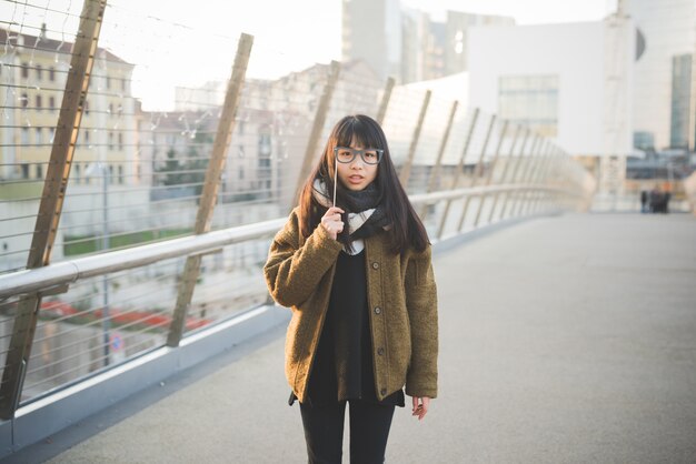 jonge mooie Aziatische hipster vrouw