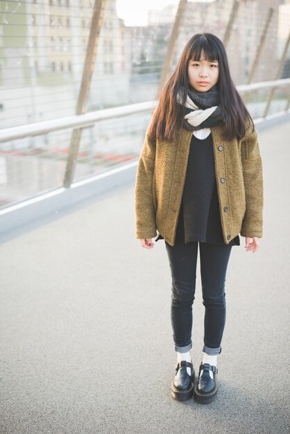 jonge mooie Aziatische hipster vrouw